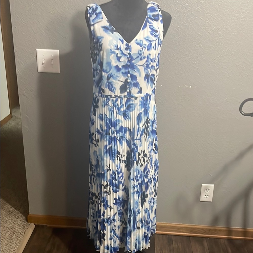 TALBOTS  Blue and White Floral Pleated Dress